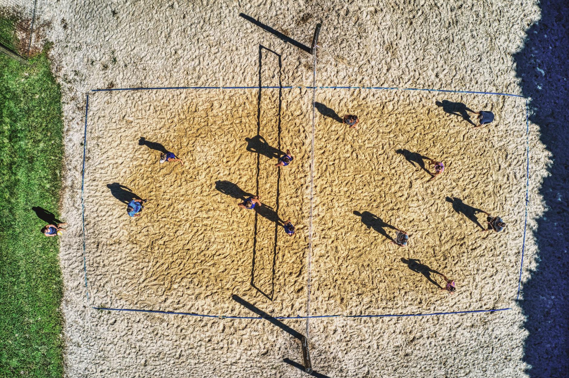 Mecz siatkówki na otwartym boisku widziany z drona