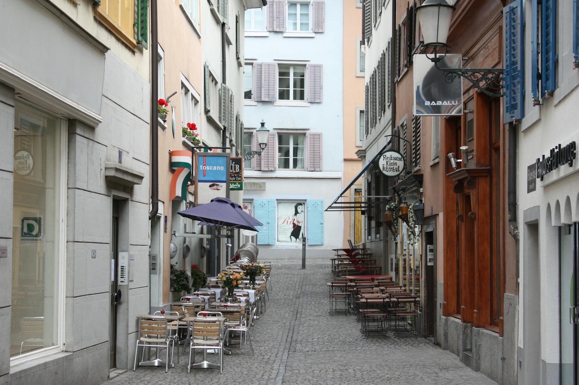 Urokliwa uliczka w Graz z kafejkami na świeżym powietrzu